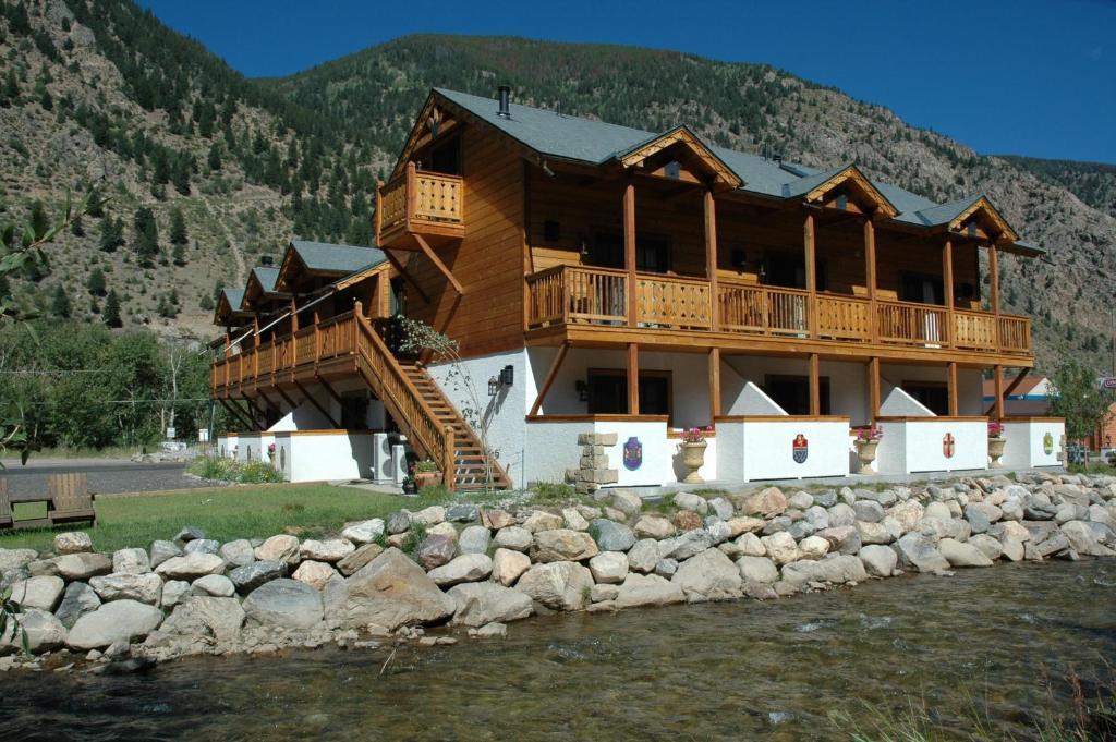 Hotel Chateau Chamonix Georgetown Exterior photo